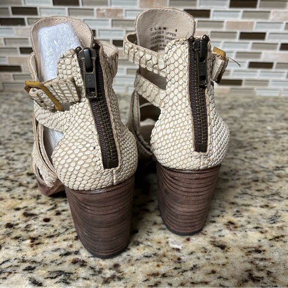 Freebird Claw Sandal Block Heel in White Snake Size 6 - Picture 5 of 13